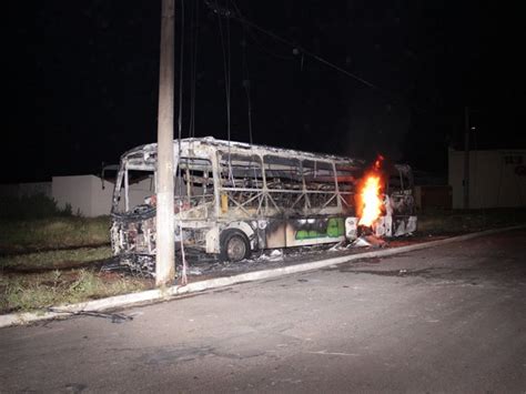 G Dois Nibus S O Incendiados Por Suspeitos Armados Em Rio Claro