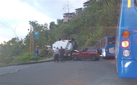 Dos Lesionados Por Choque Entre Una Volqueta Y Un Carro En La V A A La