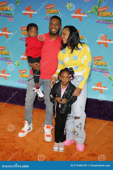 Kel Mitchell, Wife Asia Lee-Mitchell and Family Editorial Stock Image - Image of family, dress ...