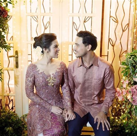 Cantiknya Kebaya Yang Dipakai Raisa Saat Lamaran Gaun Batik Gaun Pengantin Sederhana Kebaya