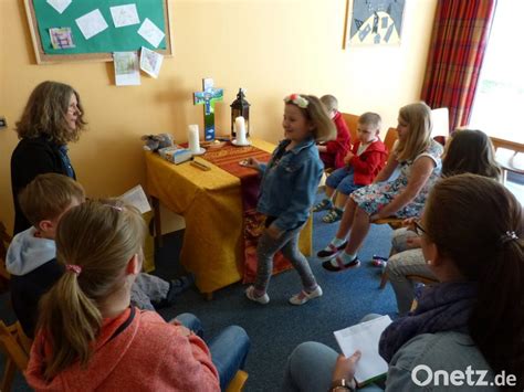 13 Jährige Heferin beim Kindergottesdienst und an der Orgel Trumpf in