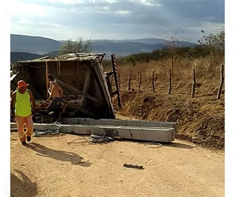 Motorista Fica Ferido Ap S Caminh O Perder Freio Em Ladeira Na Br