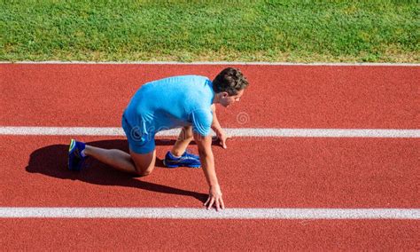 Corridore Pronto A Andare Il Corridore Dell Atleta Prepara Correre Allo