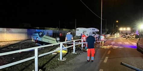 Auto Centra Un Camper In Sosta Poi Travolge E Uccide Una Coppia In Bici