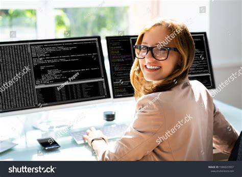 63911 Women Programmer Images Stock Photos And Vectors Shutterstock