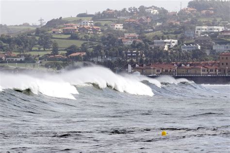 En Im Genes Viernes Lluvioso Y Con Olas De M S De Metros En Asturias