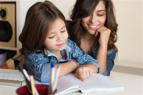 La Maman Aide Ma Fille à Faire Ses Devoirs Dans La Cuisine Image Stock