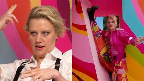 How Kate Mckinnon Pulled Off Weird Barbies Extreme Splits Exclusive