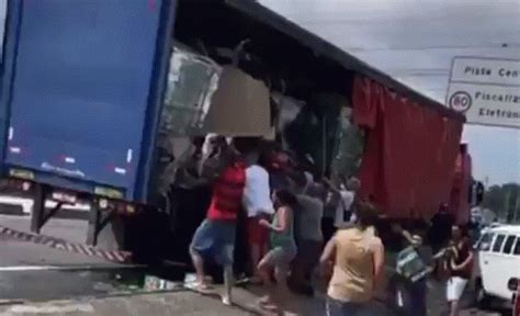 Caminhão de cerveja tomba na Av Brasil e carga é saqueada Diário do