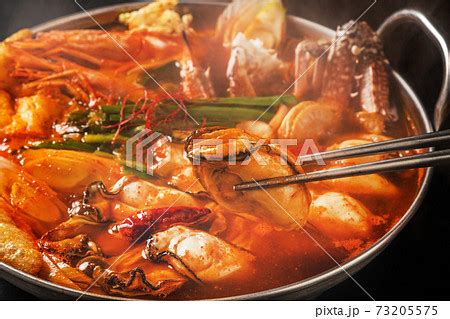 韓国料理チゲ typical Korean seafood hot pot Jjigae の写真素材 73205575 PIXTA