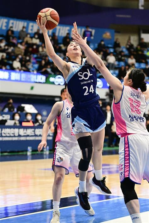 ‘2위 희망 살렸다 신한은행 삼성생명에 대역전극