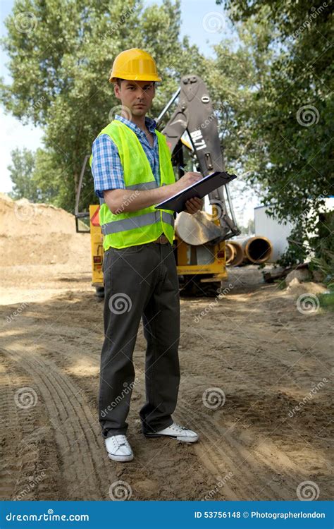 Retrato Del Arquitecto Que Usa El Tablero En El Emplazamiento De La