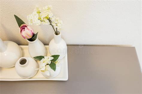 Flores Cor De Rosa Diferentes Em Uns Vasos No Fundo Branco Imagem De