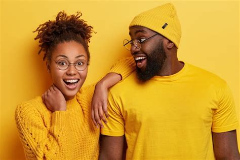 Foto De Feliz Ni A Afro Se Inclina Sobre El Hombro Del Novio Se Siente