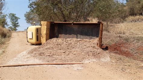 Caminhão carregado de areia tomba no Bairro Água da Onça em