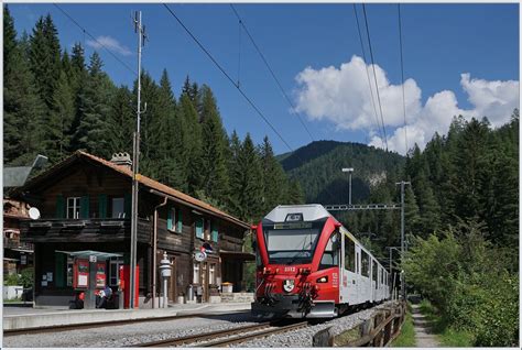 Der Rhb Regionalzug Von Filisur Nach Davos Platz Beim Halt Vor Der