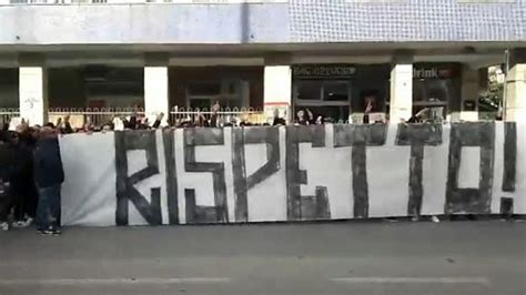 Protesta Dei Tifosi Contro I Calciatori Del Napoli Giocatori Mercenari