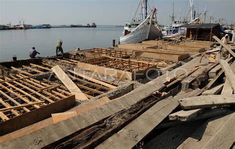 Perbaikan Dermaga Pelabuhan Antara Foto