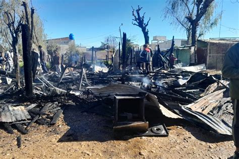 El fuego avanzó sobre 3 casas de madera y las familias que vivían allí