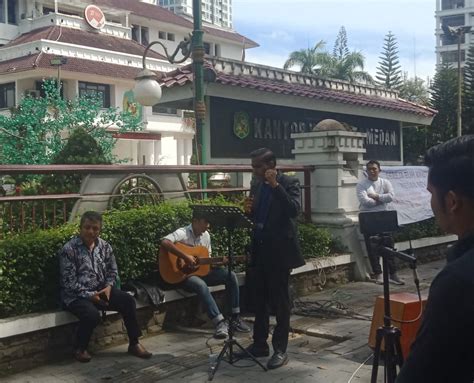 Jemaah GEKI Beribadah Di Depan Kantor Walikota Medan Bobby Tidak