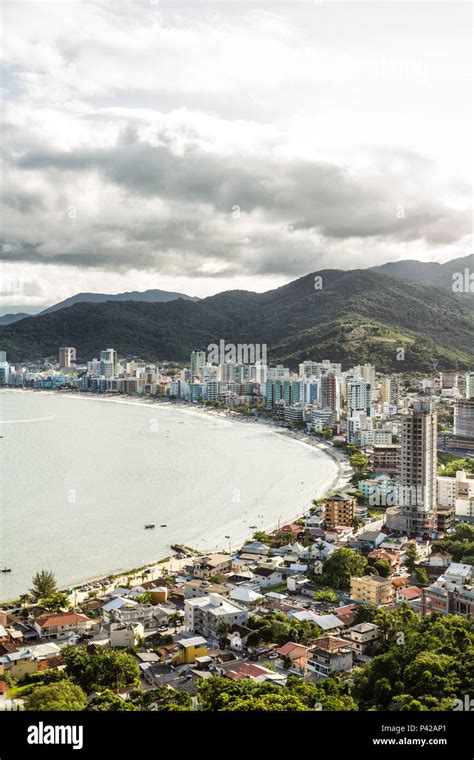 Vista Da Praia Central E Meia Praia A Partir Do Mirante Do Encanto