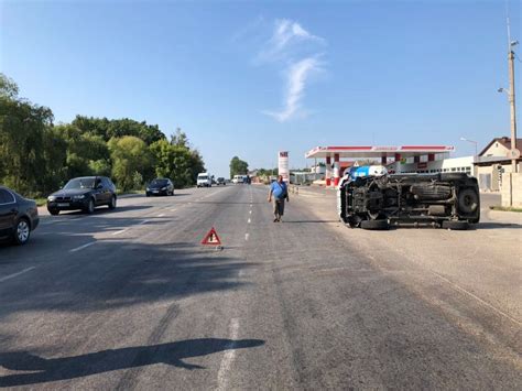 Accident La Dumbrava Cu Implicarea Unui Microbuz De Linie Pasageri