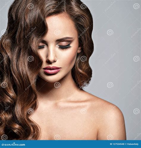 Visage Dune Belle Femme Avec De Longs Cheveux Bruns Photo Stock