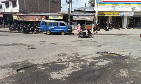 Lubang Di Jalan Juanda Tebing Tinggi Warga Pemerintah Terkesan Tutup