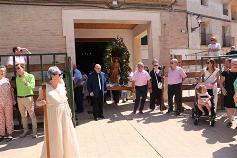 El Grupo De Danzas Yona De Cortes Lanzar El Cohete De Las Fiestas De