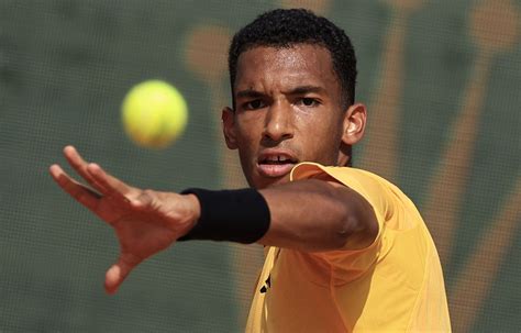 Tennis Félix Auger Aliassime Trime Dur Et Passe De Justesse Au