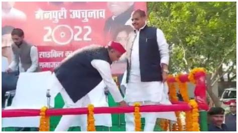 Up Akhilesh Yadav Seen Touching Shivpal Yadavs Feet During By Poll