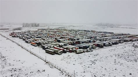 Fotos De Los 2800 Camiones Varados En Mendoza Por El Temporal De Nieve Esperan Para Cruzar A