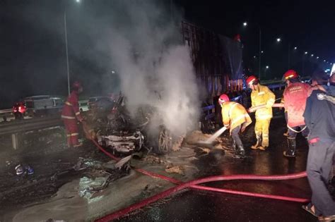 Tabrak Truk Di Tol Jagorawi Pengemudi Mobil Porsche Tewas Mengenaskan