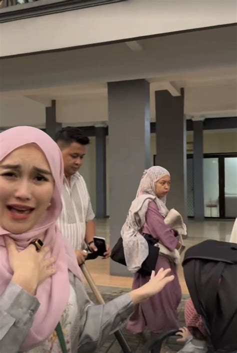 Momen Keluarga Ayu Ting Ting Salat Idul Adha