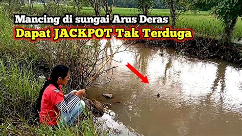 Ga Pake Lama Rejeki Mancing Di Sungai Arus Deras Saat Banjir Tiba