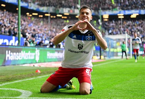 Bénes Feiert Besondere Hsv Premieren Und Erklärt Liebesgruß