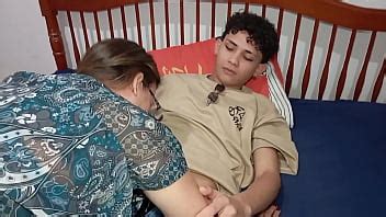 La madre de mi padrastro me hizo limpiar la casa y me la follé XVIDEOS