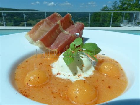 Soupe de melon glace mozzarella basilic et chips ondulée de jambon cru