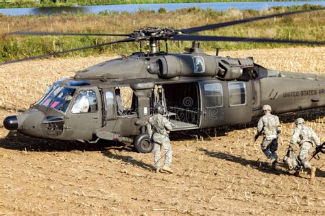 Soldados De Infantería Entran Al Helicóptero Del Ejército Uh60