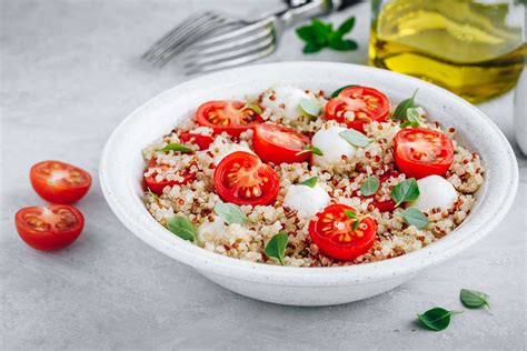 Sałatka z kaszą bulgur z suszonymi pomidorami i mozzarellą przepis na