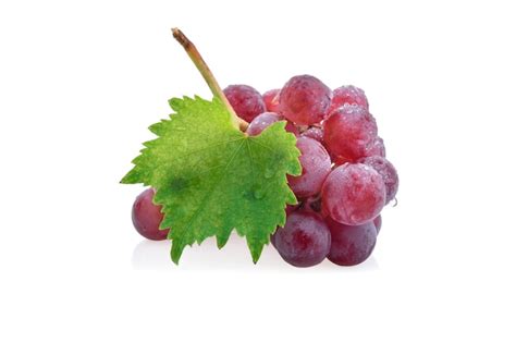 Racimo De Uvas Rojas Con Gotas De Agua Con Hojas Aisladas Sobre Fondo