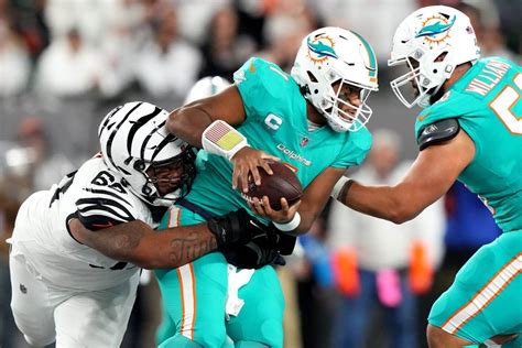 Bengals Defeat Dolphins 27 15 Tua Tagovailoa Suffers Head Neck Injury Live Updates The Athletic