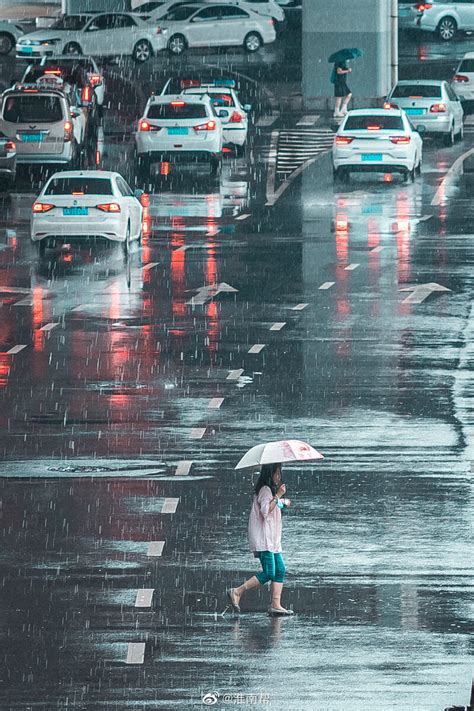 路上有风有雨是常态 风雨无阻是心态 风雨兼程是状态 ——《人民日报》