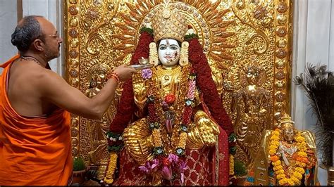 Mahalaxmi Mandir दसऱ्यानिमित्त महालक्ष्मी देवीला १६ किलो सोन्याची साडी पाहा खास Photo