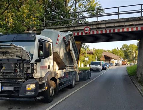 Lkw steckt in Bahn Unterführung fest