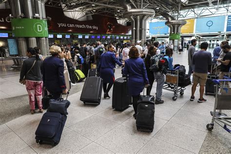 Visão Mais de 200 voos cancelados em Lisboa e Porto durante três dias