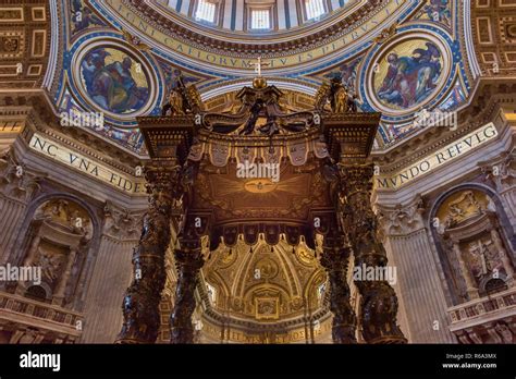 Bernini baldacchino nella Basilica di San Pietro e la Città del