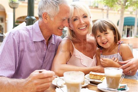 Gro Eltern Mit Enkelin Kaffee Und Kuchen Im Caf Stock Bild Colourbox