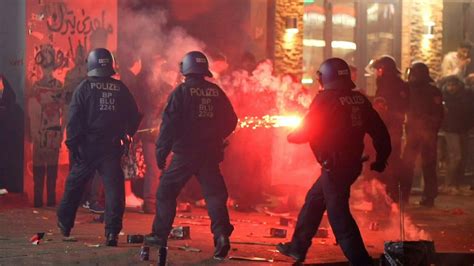 Silvesternacht in Berlin Angriffe auf Einsatzkräfte mehr als 230