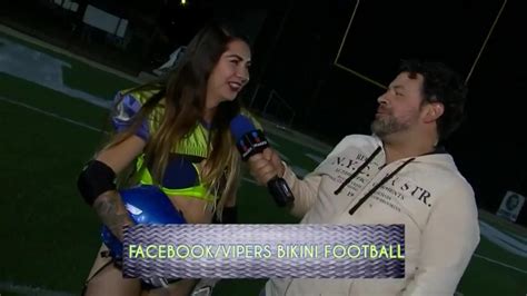 Juegan Futbol Americano En Bikini